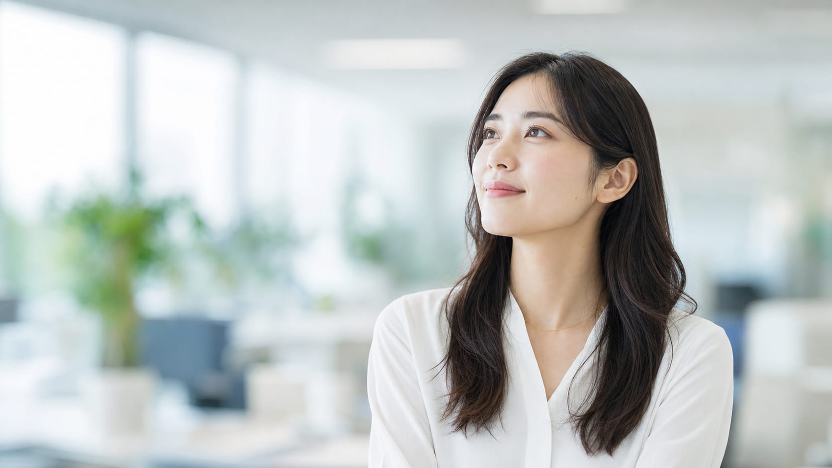 明るいオフィスで前を向く女性